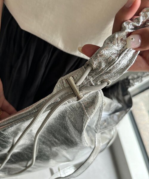DouDou（ドゥドゥ）の「【WEB限定】メタリックシャーリングポケットトート（ショルダーバッグ・レディース・ゴールド/ブラック/シルバー・FREE）」の20枚目の写真