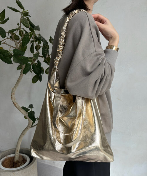 DouDou（ドゥドゥ）の「【WEB限定】メタリックシャーリングポケットトート（ショルダーバッグ・レディース・ゴールド/ブラック/シルバー・FREE）」の18枚目の写真