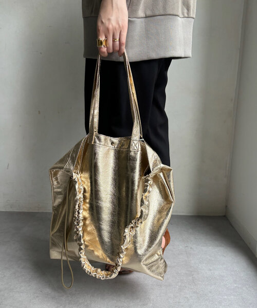 DouDou（ドゥドゥ）の「【WEB限定】メタリックシャーリングポケットトート（ショルダーバッグ・レディース・ゴールド/ブラック/シルバー・FREE）」の17枚目の写真