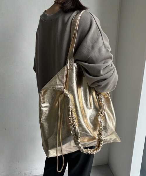 DouDou（ドゥドゥ）の「【WEB限定】メタリックシャーリングポケットトート（ショルダーバッグ・レディース・ゴールド/ブラック/シルバー・FREE）」の16枚目の写真