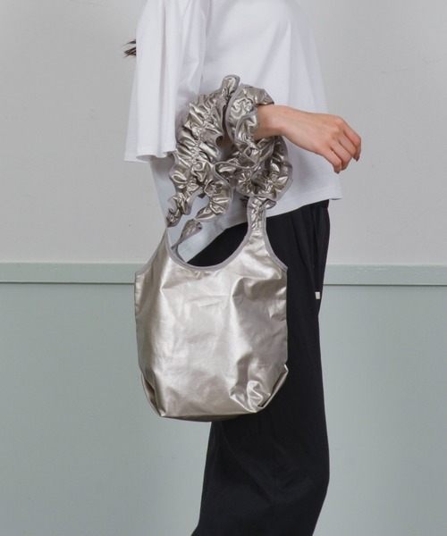 HELOYSE（エロイーズ）の「【HELOYSE/エロイーズ】ギャザーフリルトートバッグ　shoulder on LOVE leather mini（トートバッグ・レディース・ブラック/シルバー・FREE）」の4枚目の写真