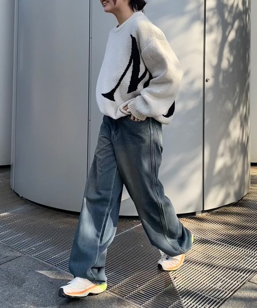 favclo.(ファブクロ)の「BACK LOGO STRAIGHT DENIM PANTS / バックロゴストレートデニムパンツ(デニムパンツ・レディース・サックスブルー/インディゴブルー・LARGE/MEDIUM)」の5枚目の写真