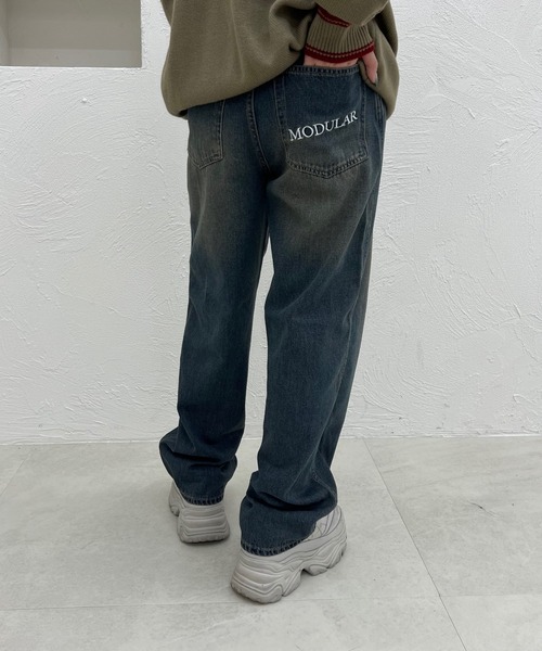 favclo.(ファブクロ)の「BACK LOGO STRAIGHT DENIM PANTS / バックロゴストレートデニムパンツ(デニムパンツ・レディース・サックスブルー/インディゴブルー・LARGE/MEDIUM)」の9枚目の写真
