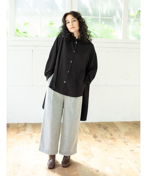 OSMOSIS(オズモーシス)の「バックフレアーブラウス(ポロシャツ・レディース・ブラック/サックスブルー/アイボリー・ONE SIZE)」の4枚目の写真