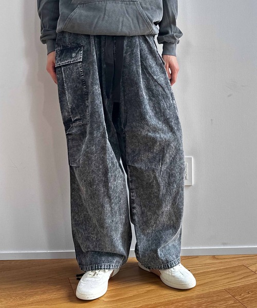 COLIN（コリン）の「COLIN:SULFUR TWILL WIDE CARGO PANTS/硫化染めツイル WIDEカーゴパンツ（カーゴパンツ・メンズ・ブラック・M/L）」の2枚目の写真