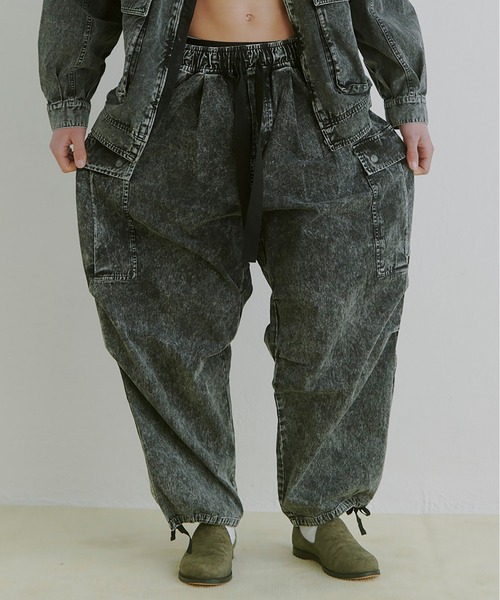 COLIN（コリン）の「COLIN:SULFUR TWILL WIDE CARGO PANTS/硫化染めツイル WIDEカーゴパンツ（カーゴパンツ・メンズ・ブラック・M/L）」の10枚目の写真
