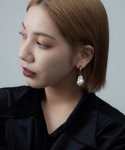 AKEL(アケル)の「【AKEL】アケル/ バロックピアス(両耳セット)/金属アレルギー対応ピアス(サージカルステンレス)(ピアス(両耳用)・レディース・ゴールド・FREE)」の2枚目の写真