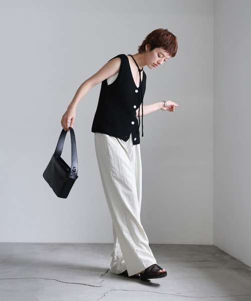 select MOCA(セレクトモカ)の「ループタイVネックニットベスト(ベスト・レディース・ベージュ/ネイビー/ブラック・FREE)」の10枚目の写真