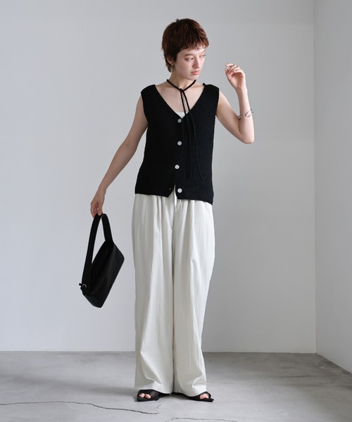 select MOCA(セレクトモカ)の「ループタイVネックニットベスト(ベスト・レディース・ベージュ/ネイビー/ブラック・FREE)」の4枚目の写真