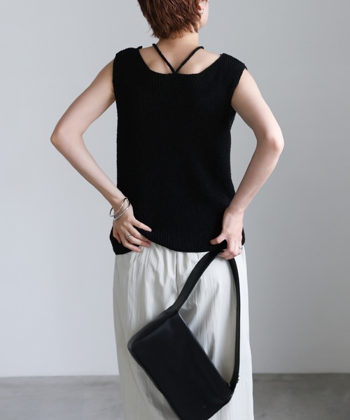 select MOCA(セレクトモカ)の「ループタイVネックニットベスト(ベスト・レディース・ベージュ/ネイビー/ブラック・FREE)」の11枚目の写真