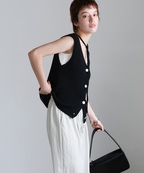 select MOCA(セレクトモカ)の「ループタイVネックニットベスト(ベスト・レディース・ベージュ/ネイビー/ブラック・FREE)」の6枚目の写真