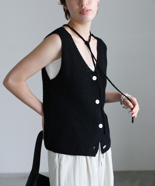 select MOCA(セレクトモカ)の「ループタイVネックニットベスト(ベスト・レディース・ベージュ/ネイビー/ブラック・FREE)」の5枚目の写真