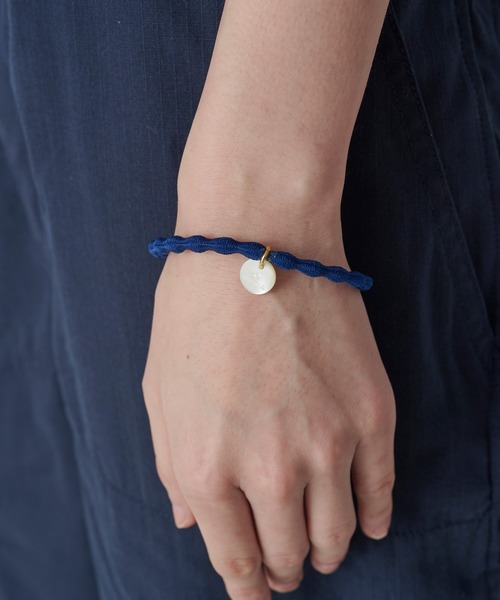 Snow Peak（スノーピーク）の「Logo-Charm Hair Tie ヘアゴム ヘアタイ（ヘアゴム・レディース・ライトグレー/ブラウン/ネイビー/ブラック・ONE SIZE）」の5枚目の写真