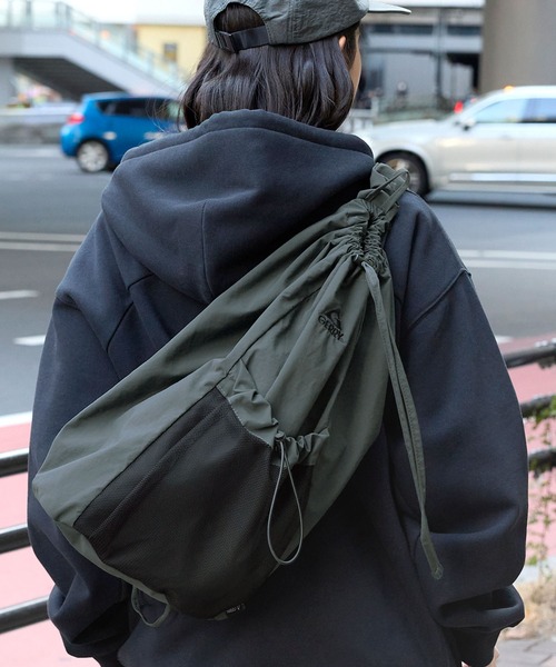 GERRY（ジェリー）の「GERRY/ジェリー 別注 ロゴ刺繍ナイロンドローコードワンショルダーバッグ（ショルダーバッグ・メンズ・アイボリー/チャコールグレー/ブラック・FREE）」の3枚目の写真