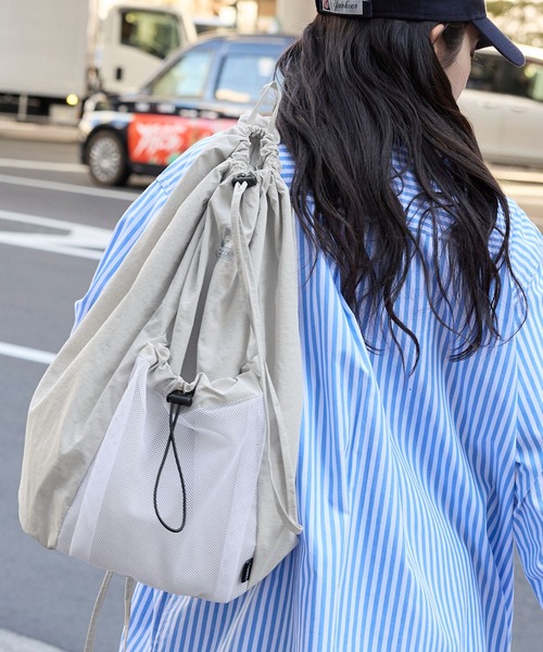 GERRY（ジェリー）の「GERRY/ジェリー 別注 ロゴ刺繍ナイロンドローコードワンショルダーバッグ（ショルダーバッグ・メンズ・アイボリー/チャコールグレー/ブラック・FREE）」の2枚目の写真