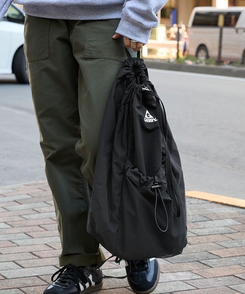 GERRY（ジェリー）の「GERRY/ジェリー 別注 ロゴ刺繍ナイロンドローコードワンショルダーバッグ（ショルダーバッグ・メンズ・アイボリー/チャコールグレー/ブラック・FREE）」の5枚目の写真