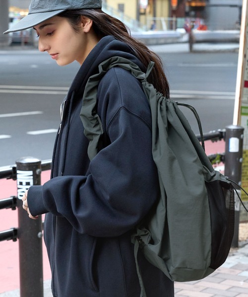 GERRY（ジェリー）の「GERRY/ジェリー 別注 ロゴ刺繍ナイロンドローコードワンショルダーバッグ（ショルダーバッグ・メンズ・アイボリー/チャコールグレー/ブラック・FREE）」の18枚目の写真