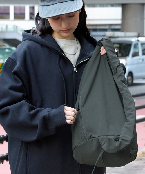 GERRY（ジェリー）の「GERRY/ジェリー 別注 ロゴ刺繍ナイロンドローコードワンショルダーバッグ（ショルダーバッグ・メンズ・アイボリー/チャコールグレー/ブラック・FREE）」の21枚目の写真