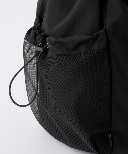 GERRY（ジェリー）の「GERRY/ジェリー 別注 ロゴ刺繍ナイロンドローコードワンショルダーバッグ（ショルダーバッグ・メンズ・アイボリー/チャコールグレー/ブラック・FREE）」の7枚目の写真