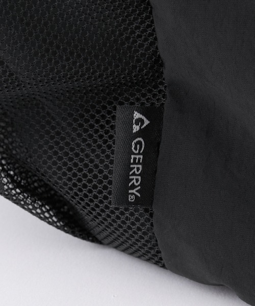 GERRY（ジェリー）の「GERRY/ジェリー 別注 ロゴ刺繍ナイロンドローコードワンショルダーバッグ（ショルダーバッグ・メンズ・アイボリー/チャコールグレー/ブラック・FREE）」の9枚目の写真