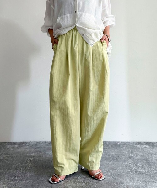 fredy emue（フレディエミュ）の「ナイロンギャザータックパンツ（その他パンツ・レディース・ブラック/イエロー/アイボリー/キャメル・38）」の3枚目の写真