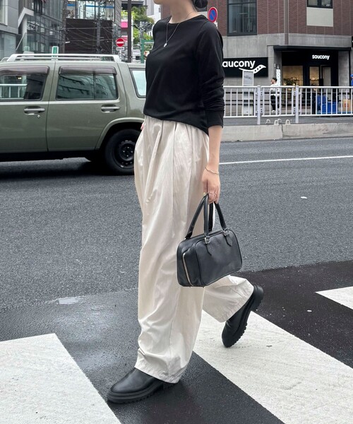 fredy emue（フレディエミュ）の「ナイロンギャザータックパンツ（その他パンツ・レディース・ブラック/イエロー/アイボリー/キャメル・38）」の2枚目の写真