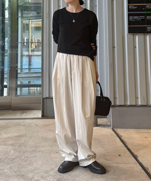 fredy emue（フレディエミュ）の「ナイロンギャザータックパンツ（その他パンツ・レディース・ブラック/イエロー/アイボリー/キャメル・38）」の5枚目の写真