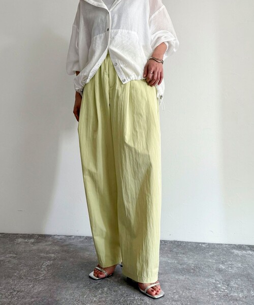 fredy emue（フレディエミュ）の「ナイロンギャザータックパンツ（その他パンツ・レディース・ブラック/イエロー/アイボリー/キャメル・38）」の7枚目の写真