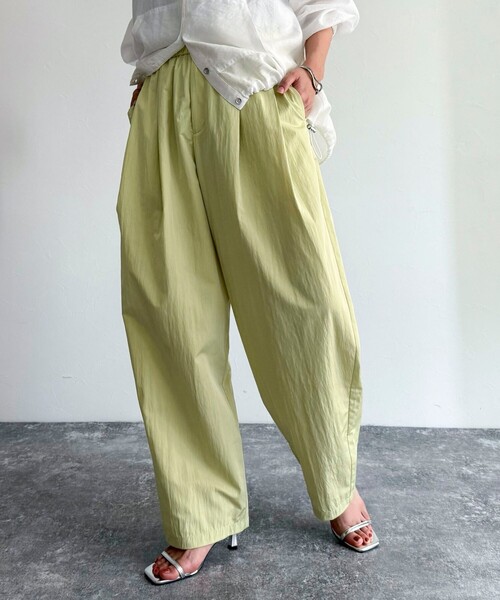 fredy emue（フレディエミュ）の「ナイロンギャザータックパンツ（その他パンツ・レディース・ブラック/イエロー/アイボリー/キャメル・38）」の8枚目の写真