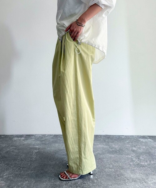 fredy emue（フレディエミュ）の「ナイロンギャザータックパンツ（その他パンツ・レディース・ブラック/イエロー/アイボリー/キャメル・38）」の9枚目の写真