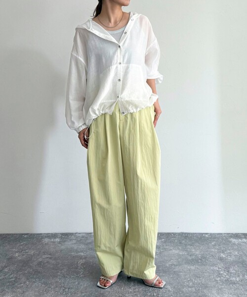 fredy emue（フレディエミュ）の「ナイロンギャザータックパンツ（その他パンツ・レディース・ブラック/イエロー/アイボリー/キャメル・38）」の13枚目の写真