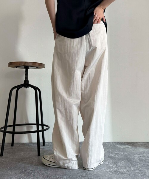 fredy emue（フレディエミュ）の「ナイロンギャザータックパンツ（その他パンツ・レディース・ブラック/イエロー/アイボリー/キャメル・38）」の18枚目の写真