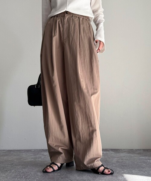 fredy emue（フレディエミュ）の「ナイロンギャザータックパンツ（その他パンツ・レディース・ブラック/イエロー/アイボリー/キャメル・38）」の19枚目の写真