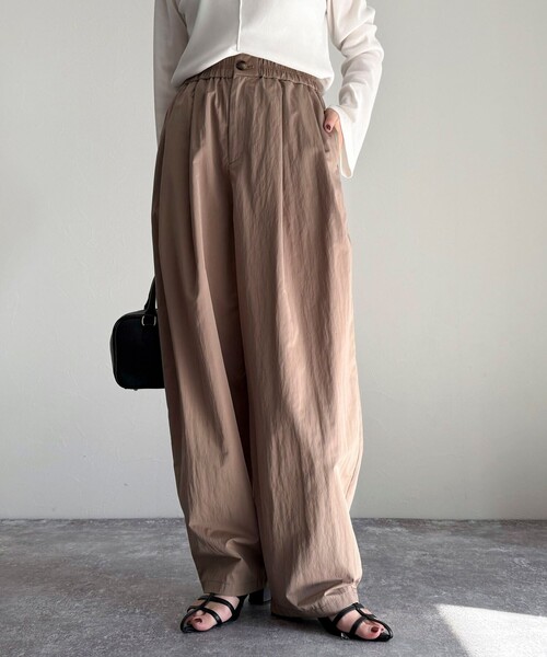 fredy emue（フレディエミュ）の「ナイロンギャザータックパンツ（その他パンツ・レディース・ブラック/イエロー/アイボリー/キャメル・38）」の20枚目の写真