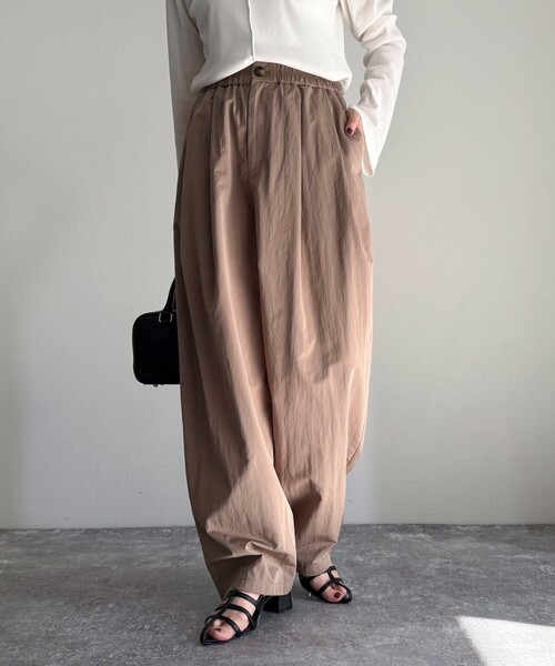 fredy emue（フレディエミュ）の「ナイロンギャザータックパンツ（その他パンツ・レディース・ブラック/イエロー/アイボリー/キャメル・38）」の21枚目の写真