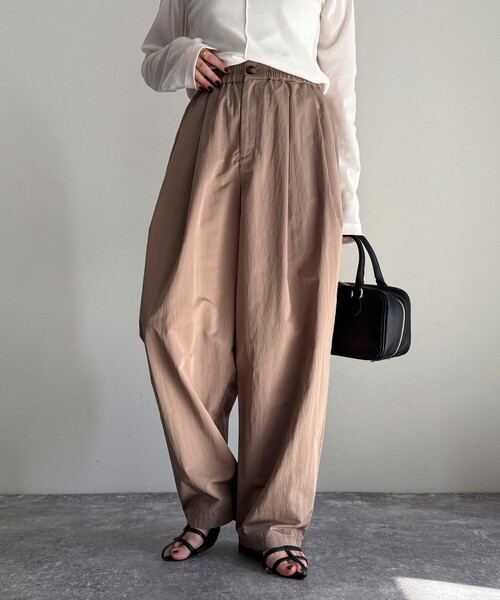 fredy emue（フレディエミュ）の「ナイロンギャザータックパンツ（その他パンツ・レディース・ブラック/イエロー/アイボリー/キャメル・38）」の22枚目の写真