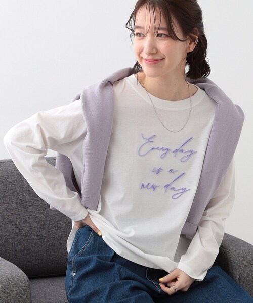 SHOO・LA・RUE(シューラルー)の「【S-LL】ロゴの立体感が魅力 ブラシ刺繍ロンT(Tシャツ/カットソー・レディース・チャコールグレー/オフホワイト/ライトベージュ・01/02/03/04)」の1枚目の写真