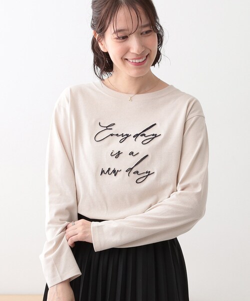 SHOO・LA・RUE(シューラルー)の「【S-LL】ロゴの立体感が魅力 ブラシ刺繍ロンT(Tシャツ/カットソー・レディース・チャコールグレー/オフホワイト/ライトベージュ・01/02/03/04)」の3枚目の写真