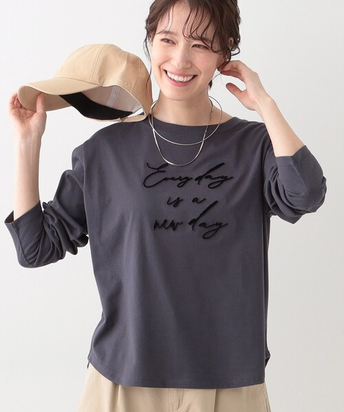 SHOO・LA・RUE(シューラルー)の「【S-LL】ロゴの立体感が魅力 ブラシ刺繍ロンT(Tシャツ/カットソー・レディース・チャコールグレー/オフホワイト/ライトベージュ・01/02/03/04)」の2枚目の写真