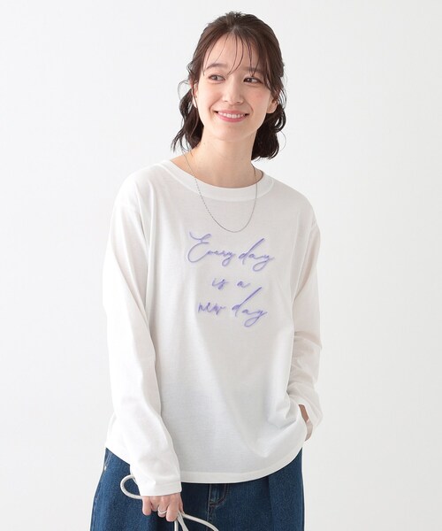 SHOO・LA・RUE(シューラルー)の「【S-LL】ロゴの立体感が魅力 ブラシ刺繍ロンT(Tシャツ/カットソー・レディース・チャコールグレー/オフホワイト/ライトベージュ・01/02/03/04)」の4枚目の写真