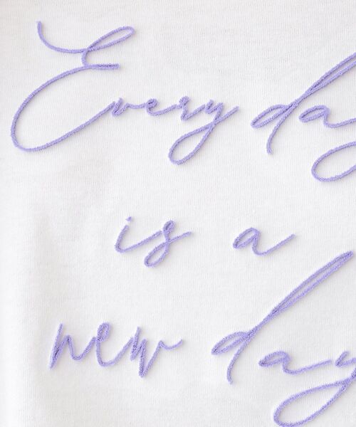 SHOO・LA・RUE(シューラルー)の「【S-LL】ロゴの立体感が魅力 ブラシ刺繍ロンT(Tシャツ/カットソー・レディース・チャコールグレー/オフホワイト/ライトベージュ・01/02/03/04)」の7枚目の写真