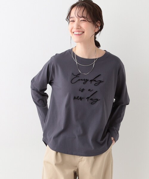 SHOO・LA・RUE(シューラルー)の「【S-LL】ロゴの立体感が魅力 ブラシ刺繍ロンT(Tシャツ/カットソー・レディース・チャコールグレー/オフホワイト/ライトベージュ・01/02/03/04)」の8枚目の写真