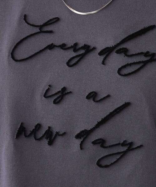 SHOO・LA・RUE(シューラルー)の「【S-LL】ロゴの立体感が魅力 ブラシ刺繍ロンT(Tシャツ/カットソー・レディース・チャコールグレー/オフホワイト/ライトベージュ・01/02/03/04)」の11枚目の写真