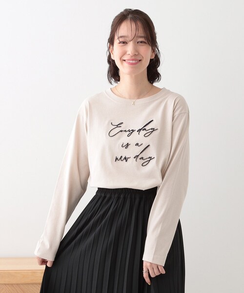 SHOO・LA・RUE(シューラルー)の「【S-LL】ロゴの立体感が魅力 ブラシ刺繍ロンT(Tシャツ/カットソー・レディース・チャコールグレー/オフホワイト/ライトベージュ・01/02/03/04)」の12枚目の写真