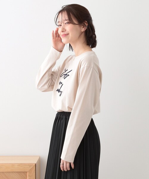 SHOO・LA・RUE(シューラルー)の「【S-LL】ロゴの立体感が魅力 ブラシ刺繍ロンT(Tシャツ/カットソー・レディース・チャコールグレー/オフホワイト/ライトベージュ・01/02/03/04)」の13枚目の写真