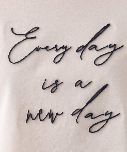 SHOO・LA・RUE(シューラルー)の「【S-LL】ロゴの立体感が魅力 ブラシ刺繍ロンT(Tシャツ/カットソー・レディース・チャコールグレー/オフホワイト/ライトベージュ・01/02/03/04)」の15枚目の写真