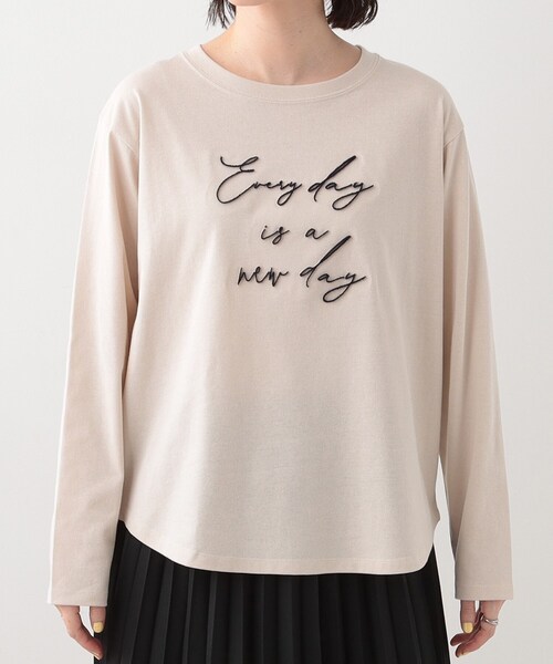 SHOO・LA・RUE(シューラルー)の「【S-LL】ロゴの立体感が魅力 ブラシ刺繍ロンT(Tシャツ/カットソー・レディース・チャコールグレー/オフホワイト/ライトベージュ・01/02/03/04)」の16枚目の写真