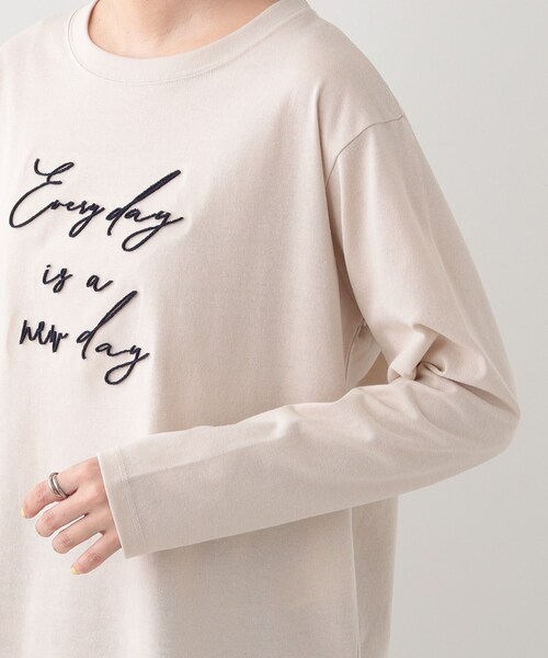 SHOO・LA・RUE(シューラルー)の「【S-LL】ロゴの立体感が魅力 ブラシ刺繍ロンT(Tシャツ/カットソー・レディース・チャコールグレー/オフホワイト/ライトベージュ・01/02/03/04)」の20枚目の写真