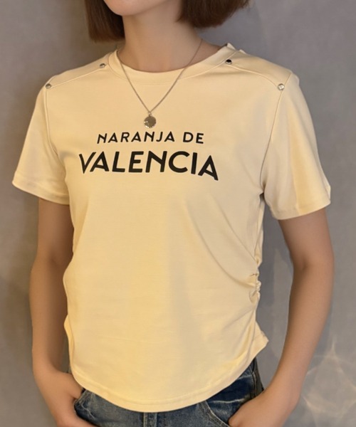 Girly Doll(ガーリードール)の「スタッズ付きサイドギャザーTシャツ(Tシャツ/カットソー・レディース・ベージュ/ブラック/ホワイト/グレー・F)」の4枚目の写真