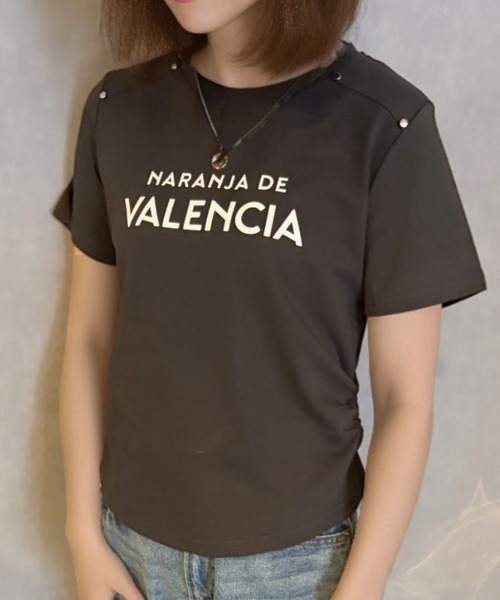 Girly Doll(ガーリードール)の「スタッズ付きサイドギャザーTシャツ(Tシャツ/カットソー・レディース・ベージュ/ブラック/ホワイト/グレー・F)」の3枚目の写真